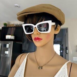 💋NWT Oversized square Cat 🐱 eye frame sunglasses 🕶️ - white